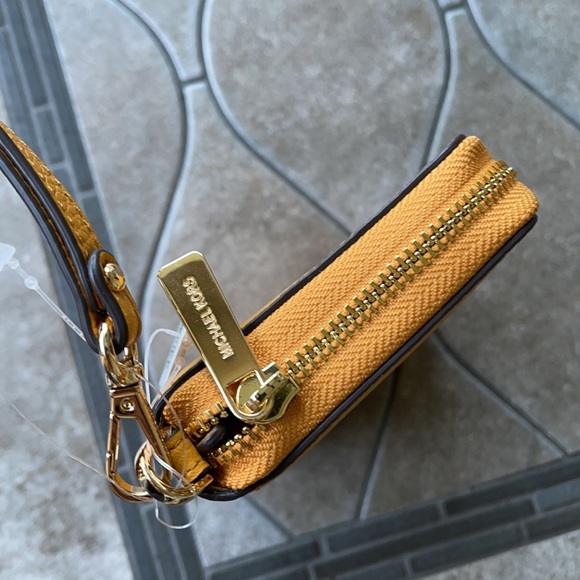 Michael Kors Jet Set Travel Lg Flat Multifunctional Phone Case-Wristlet-Wallet - Picture 4 of 16